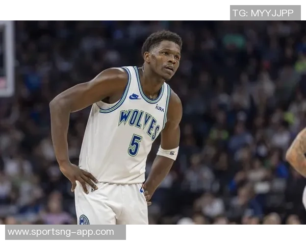 爱德华兹上半场表现分析5中3罚球全中贡献12分失误频繁正负值惨淡